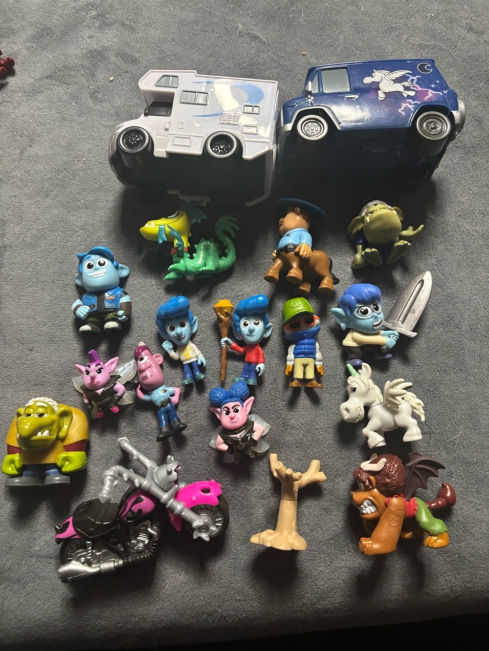 On ward mini Figure Toy Bundle - Blue, Pink, Green, White Figures